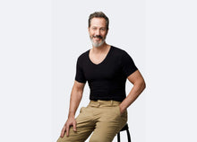 Load image into Gallery viewer, Svettsäker t-shirt i Hampa och Tencel med unik svettskydd - herr Slim fit v-hals svart