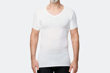 Load image into Gallery viewer, Svettsäker t-shirt i Hampa och Tencel med unik svettskydd - herr Slim fit v-hals vit