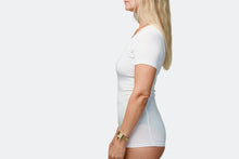 Load image into Gallery viewer, Underwear t-shirt i Hampa och Tencel med unik svettskydd - Dam Slim fit Scoop-neck vit