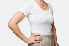 Load image into Gallery viewer, Underwear t-shirt i Hampa och Tencel med unik svettskydd - Dam Slim fit Scoop-neck vit